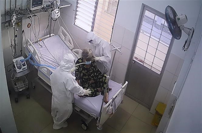 Các y bác sĩ đang hỗ trợ, chăm sóc cho bệnh nhân COVID-19 nặng tại Trung tâm ICU Vĩnh Long. Ảnh: Lê Thúy Hằng - TTXVN Tết của những bác sĩ xa quê chống dịch COVID-19 ảnh 1