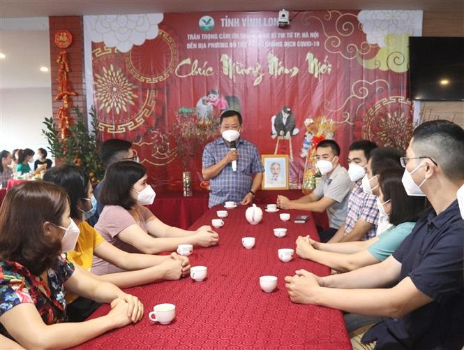 Lãnh đạo Sở Y tế tỉnh Vĩnh Long thăm và chúc tết các y bác sĩ Bệnh viện Nhi Trung ương đang công tác tại Trung tâm ICU Vĩnh Long. Ảnh: Lê Thúy Hằng - TTXVN Tết của những bác sĩ xa quê chống dịch COVID-19 ảnh 3