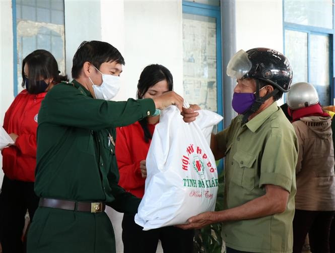 Ban tổ chức trao 140 suất quà bao gồm nhu yếu phẩm và tiền mặt cho các hộ có hoàn cảnh đặc biệt khó khăn, gia đình chính sách của xã biên giới Ia Rvê. Ảnh: Tuấn Anh - TTXVN Trao quà Tết cho nhân dân vùng biên giới Đắk Lắk ảnh 2