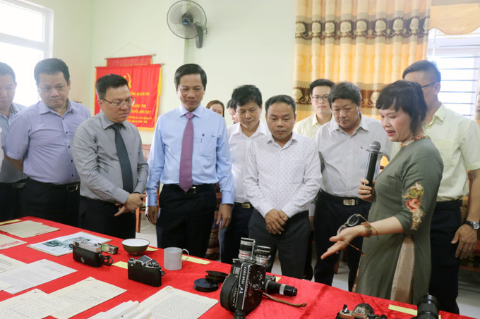 Nhân kỷ niệm 50 năm Ngày giải phóng tỉnh Quảng Trị (01/5/1972 - 01/5/2022), 50 năm sự kiện 81 ngày đêm chiến đấu bảo vệ Thành cổ Quảng Trị, chiều 28/4/2022, tại thành phố Đông Hà, Ủy ban Nhân dân tỉnh Quảng Trị phối hợp với Hội Nhà báo Việt Nam tổ chức khai mạc trưng bày chuyên đề, triển lãm ảnh “Quảng Trị - Bản hùng ca vang mãi”. Ảnh: Thanh Thủy - TTXVN 50 năm giải phóng Quảng Trị - cùng chung khát vọng: Kiến thiết cuộc sống mới và vun đắp hòa bình (Kỳ 2) ảnh 3