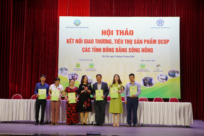 Các chủ thể tham gia Chương trình OCOP và các nhà phân phối thuộc Hiệp hội các nhà bán lẻ Việt Nam đã ký kết 95 biên bản ghi nhớ trong tiêu thụ sản phẩm. Hà Nội kết nối giao thương, tiêu thụ sản phẩm OCOP các tỉnh Đồng bằng sông Hồng ảnh 5