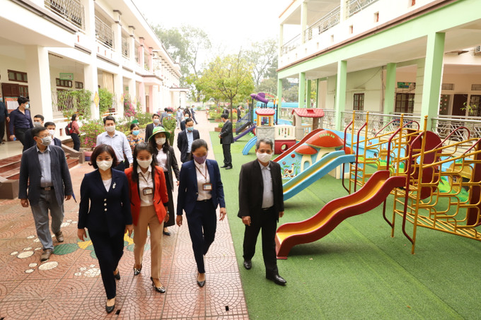 Phó Bí thư Thường trực Thành ủy Hà Nội Nguyễn Thị Tuyến, Trưởng ban Chỉ đạo Chương trình số 04-CTr/TU của Thành ủy về “Đẩy mạnh thực hiện hiệu quả Chương trình mục tiêu quốc gia Xây dựng nông thôn mới gắn với cơ cấu lại ngành Nông nghiệp và phát triển kinh tế nông thôn, nâng cao đời sống vật chất, tinh thần của nông dân giai đoạn 2021 - 2025" kiểm tra công tác xây dựng nông thôn mới trên địa bàn huyện Hoài Đức, Hà Nội. Hoài Đức xây dựng nông thôn mới gắn với mục tiêu phát triển thành quận ảnh 1