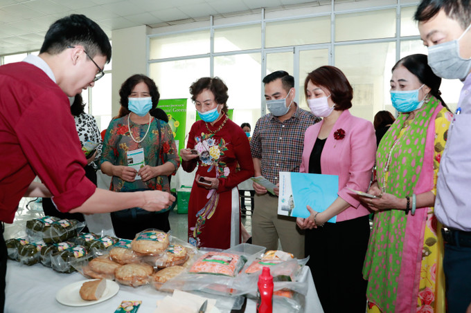 Triển khai Tháng hành động vì An toàn thực phẩm năm 2021, Chi cục quản lý chất lượng nông, lâm sản và thủy sản Hà Nội (Sở Nông nghiệp và Phát triển nông thôn Hà Nội) phối hợp với Hội nữ trí thức thành phố Hà Nội tổ chức Diễn đàn “An toàn thực phẩm trong sản xuất kinh doanh và sức khỏe cộng đồng” cuối tháng 4/2021. Nông nghiệp Hà Nội nỗ lực vượt khó ảnh 8
