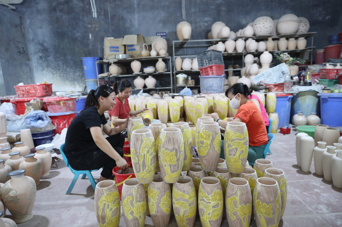 Nghề gốm sứ ở Bát Tràng tạo công ăn việc làm cho hàng chục nghìn lao động trong và ngoài địa phương với mức thu nhập bình quân đạt khoảng 6 triệu đồng/người/tháng. OCOP chắp cánh thương hiệu gốm sứ Bát Tràng ảnh 9