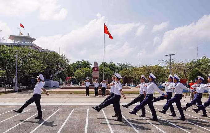 Thiêng liêng lễ chào cờ trên đảo Trường Sa ảnh 3