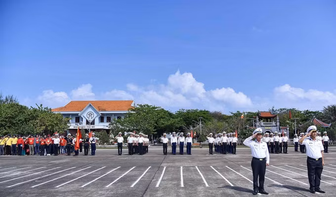 Thiêng liêng lễ chào cờ trên đảo Trường Sa ảnh 5
