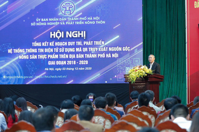 Vừa qua, ngành Nông nghiệp Hà Nội tổ chức Hội nghị tổng kết kế hoạch duy trì, phát triển Hệ thống thông tin điện tử sử dụng mã QR truy xuất nguồn gốc nông sản thực phẩm trên địa bàn thành phố Hà Nội giai đoạn 2018 - 2020, góp phần đẩy mạnh phát triển thương mại điện tử. Thương mại điện tử chắp cánh cho sản phẩm OCOP Hà Nội ảnh 1