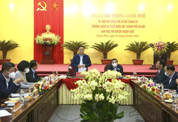 Bí thư Thành ủy Hà Nội Vương Đình Huệ phát biểu tại buổi làm việc với lãnh đạo chủ chốt huyện Thạch Thất. Ảnh: Văn Điệp Lãnh đạo thành phố Hà Nội xuống đồng cấy lúa ảnh 1