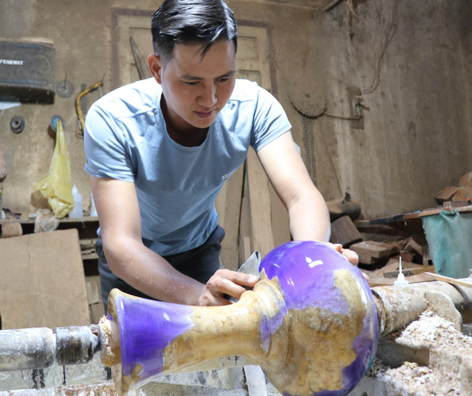 Sản phẩm Wood Resin qua công đoạn mài giũa. Ảnh: Hồng Điệp - TTXVN Nghệ thuật Wood Resin của chàng trai phố núi ảnh 3