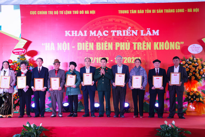 Trao giấy chứng nhận cho đại biểu hiến tặng hiện vật cho Bảo tàng Chiến thắng B-52 nhân dịp kỷ niệm 50 năm chiến thắng “Hà Nội - Điện Biên Phủ trên không”. Tổ chức triển lãm chuyên đề “Hà Nội - Điện Biên Phủ trên không” ảnh 10