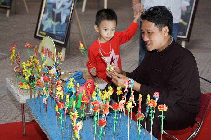 Nặn tò he. Hà Nội lần đầu tiên giới thiệu, quảng bá, kết nối sản phẩm OCOP gắn với văn hóa các tỉnh Đồng bằng sông Hồng ảnh 13