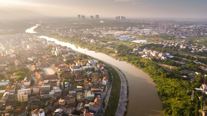 Nằm bên bờ tả ngạn sông Hồng, xã nông thôn mới nâng cao Bát Tràng (huyện Gia Lâm) có nghề làm gốm sứ lâu đời và nổi tiếng trong và ngoài nước. Thời gian qua, công tác xây dựng nông thôn mới trên địa bàn xã đã đạt được nhiều kết quả tích cực, đời sống nhân dân được cải thiện, an sinh xã hội được đảm bảo, an ninh chính trị, trật tự an toàn xã hội được giữ vững. Nét đẹp nông thôn mới nâng cao Hà Nội ảnh 1