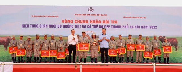 Thứ trưởng Bộ Nông nghiệp và Phát triển nông thôn Phùng Đức Tiến, Phó Chủ tịch Ủy ban Nhân dân thành phố Hà Nội Nguyễn Mạnh Quyền trao thưởng cho các đội thi giành giải đặc biệt. Hà Nội tổ chức Hội thi chăn nuôi bò hướng thịt ảnh 1