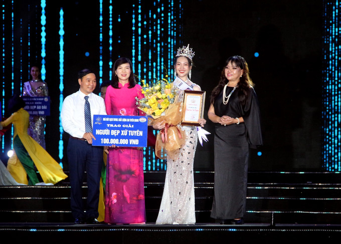 Ban Tổ chức trao giải Người đẹp Xứ Tuyên năm 2022 cho thí sinh Vũ Phương Thảo, huyện Sơn Dương. Ảnh: Quang Cường - TTXVN Chung kết cuộc thi Người đẹp Xứ Tuyên 2022 ảnh 3