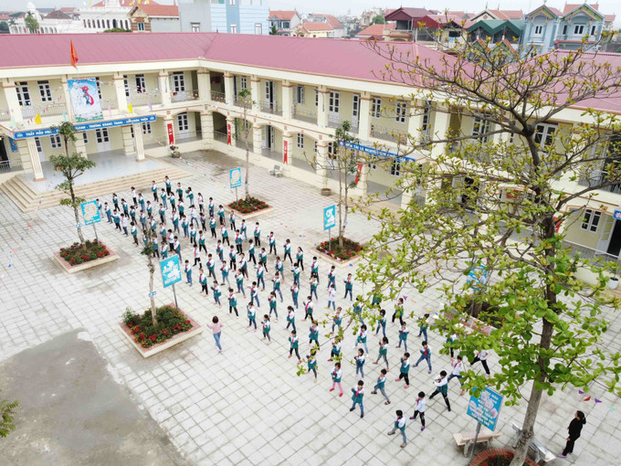 Hệ thống cơ sở giáo dục được đầu tư nâng cấp với 3/3 trường (mầm non, tiểu học, trung học cơ sở) trên địa bàn xã Hoa Sơn, huyện Ứng Hòa (Hà Nội) được công nhận đạt chuẩn Quốc gia mức độ 1. Dấu ấn xây dựng nông thôn mới nâng cao tại Hoa Sơn ảnh 1
