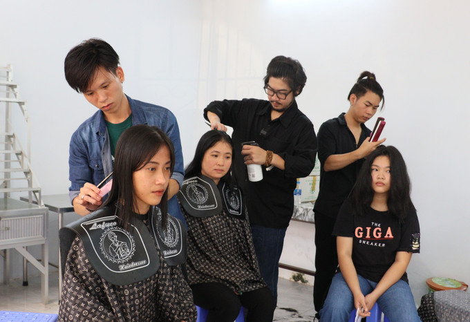 Các tình nguyện viên hiến tóc với hy vọng mang lại niềm vui và động lực tích cực cho bệnh nhân ung thư. Ảnh: Lê Thúy Hằng - TTXVN Trao mái tóc, lan tỏa yêu thương ảnh 1