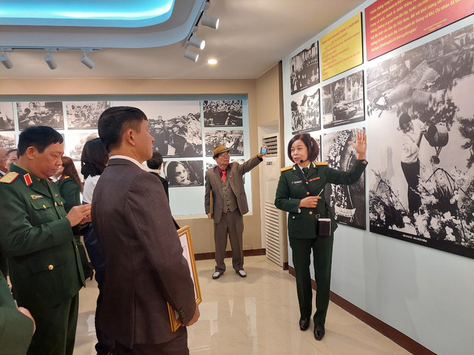 Các đại biểu cùng đông đảo người dân Thủ đô tham quan triển lãm chuyên đề "Hà Nội - Điện Biên Phủ trên không"(12/1972 - 12/2022). Tổ chức triển lãm chuyên đề “Hà Nội - Điện Biên Phủ trên không” ảnh 11