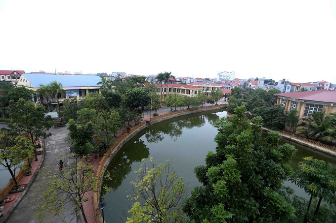 Đến xã Song Phượng, huyện Đan Phượng (Hà Nội), ai cũng ngỡ ngàng bởi những con đường khang trang, sạch đẹp, nhiều cây xanh và hoa... Không chỉ thế, cuộc sống người nông dân nơi đây khá sung túc với những mô hình kinh tế phát triển. Ảnh: Vũ Sinh Hà Nội nắm bắt nguyện vọng của người dân, phát huy vai trò làm chủ của nhân dân trong xây dựng nông thôn mới ảnh 12
