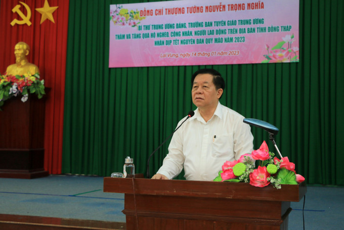 Trưởng Ban Tuyên giáo Trung ương Nguyễn Trọng Nghĩa phát biểu tại buổi trao quà cho hộ nghèo và công nhân lao động có hoàn cảnh khó khăn tỉnh Đồng Tháp. Ảnh: Nhựt An - TTXVN Trưởng Ban Tuyên giáo Trung ương Nguyễn Trọng Nghĩa trao quà cho hộ nghèo và công nhân tại Đồng Tháp ảnh 2