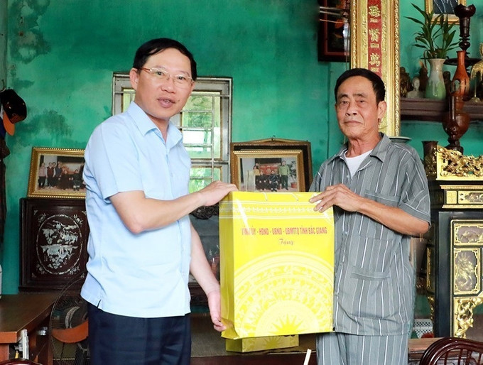 Chủ tịch UBND tỉnh Bắc Giang Lê Ánh Dương tặng quà thương binh Đặng Văn Thụy ở thôn Mai Trung, xã Mai Đình, huyện Hiệp Hòa. Ảnh: Đồng Thúy - TTXVN Nhiều hoạt động tri ân người có công tại Bắc Giang ảnh 2