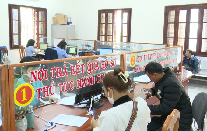 Người dân làm thủ tục tại BHXH tỉnh Gia Lai. Ảnh: TTXVN phát Gia Lai xây dựng ngành Bảo hiểm hiện đại, minh bạch và hiệu quả ảnh 1