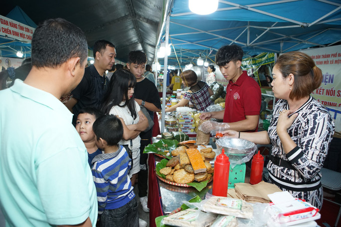Hàng vạn sản phẩm OCOP, đặc sản vùng miền thuộc các tỉnh, thành phố trên mọi miền đất nước đã được giới thiệu tới đông đảo người dân Thủ đô và du khách. OCOP - động lực phát triển kinh tế nông thôn Hà Nội ảnh 6