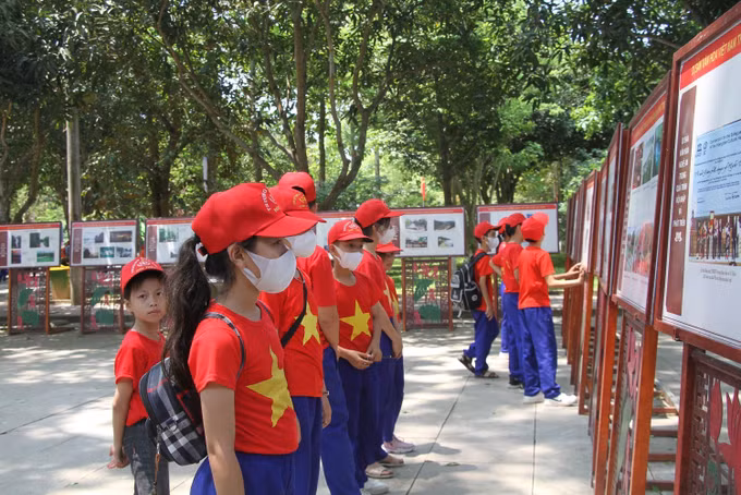 Hàng vạn du khách hướng về quê Bác dịp nghỉ lễ 30/4 - 1/5 ảnh 2