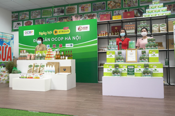 Ngày hội livestream phát trực tiếp tại 2 kênh fanpage OCOP Live và VTC Now, chương trình có sự tham gia của các chủ thể OCOP, ngôi sao bán hàng livestream, MC truyền hình và các đại sứ. Thương mại điện tử chắp cánh cho sản phẩm OCOP Hà Nội ảnh 5