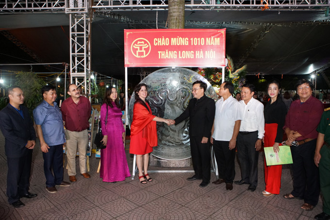 Sự kiện giới thiệu, quảng bá, kết nối sản phẩm Chương trình "Mỗi xã một sản phẩm" gắn với văn hóa các tỉnh Đồng bằng sông Hồng thu hút đông đảo khách quốc tế tới tham dự. Hà Nội lần đầu tiên giới thiệu, quảng bá, kết nối sản phẩm OCOP gắn với văn hóa các tỉnh Đồng bằng sông Hồng ảnh 8