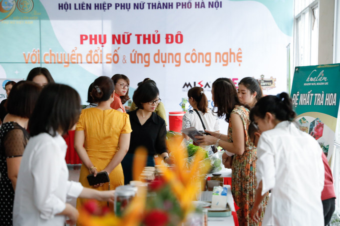 Hội nghị là dịp để các hội viên phụ nữ Thủ đô tiếp cận với các sản phẩm nông nghiệp sạch. Hà Nội phổ biến các quy định về sản xuất, kinh doanh an toàn thực phẩm trong khuôn khổ FTA ảnh 9