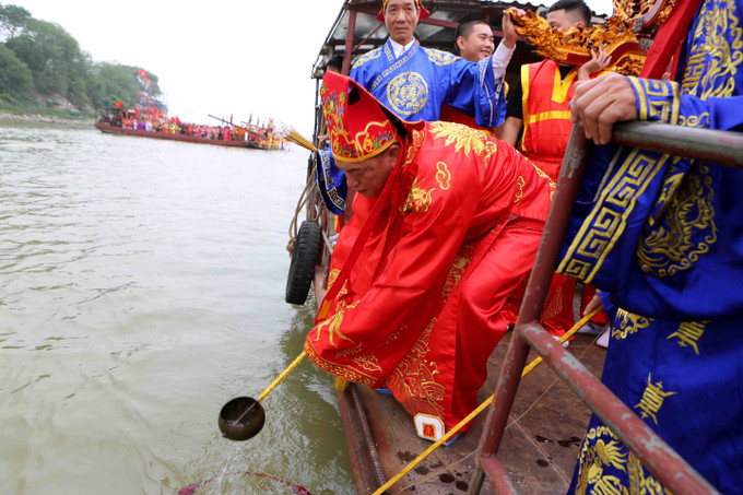 Trước ngày hội, làng tổ chức lễ rước nước sông Hồng rồi rước bài vị ra đình tế lễ. OCOP chắp cánh thương hiệu gốm sứ Bát Tràng ảnh 3
