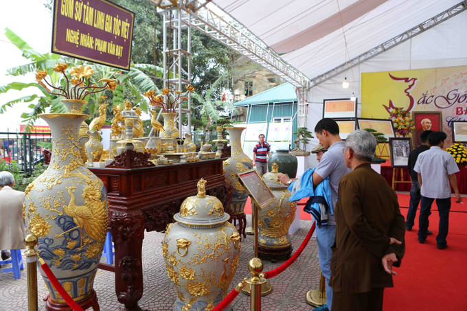 Cùng với các nghi lễ, trò chơi dân gian, Hội làng gốm sứ Bát Tràng còn dành một không gian lớn để tổ chức triển lãm gốm với những sản phẩm đặc sắc nhất được trưng bày tại Chợ gốm Bát Tràng. OCOP chắp cánh thương hiệu gốm sứ Bát Tràng ảnh 5