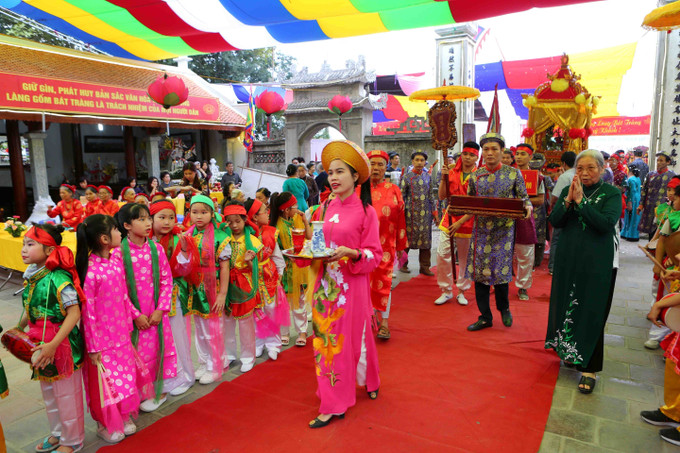 Hội làng gốm sứ Bát Tràng được tổ chức nhằm tôn vinh nghề gốm truyền thống, nhắc nhở con cháu nhớ về cội nguồn. Đây cũng là dịp để người dân cầu xin Thành Hoàng làng ban cho bình an, no đủ… OCOP chắp cánh thương hiệu gốm sứ Bát Tràng ảnh 4