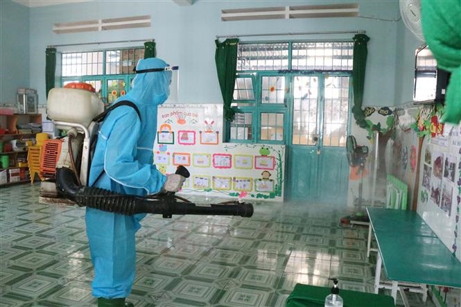 Phun khử trùng cơ sở 2 thuộc Trường Mầm non Hoa Lan, thành phố Buôn Ma Thuột (Đắk Lắk). Ảnh: Tuấn Anh - TTXVN Đắk Lắk cấp bách phòng chống dịch sau khi ghi nhận ca mắc COVID-19 ảnh 2