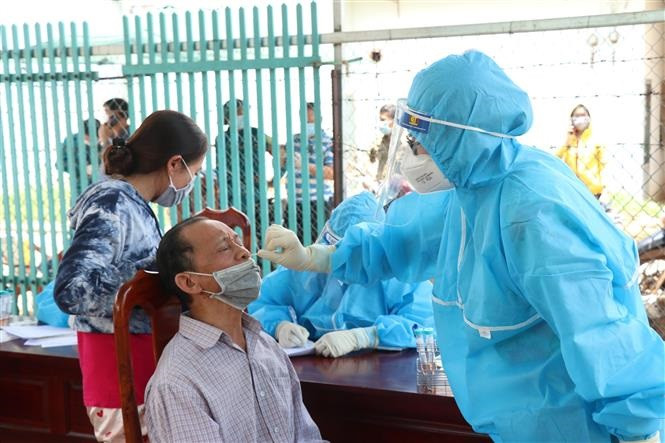 Lực lượng y tế Đắk Lắk lấy mẫu xét nghiệm SARS-CoV-2 cho người dân hẻm 189, đường Mai Hắc Đế, phường Tân Thành, thành phố Buôn Ma Thuột (Đắk Lắk). Ảnh: Tuấn Anh - TTXVN Đắk Lắk cấp bách phòng chống dịch sau khi ghi nhận ca mắc COVID-19 ảnh 1