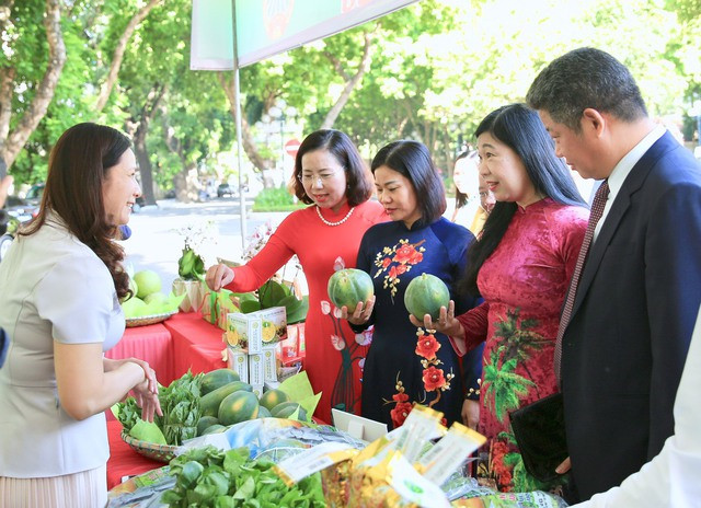 Các đại biểu lãnh đạo Trung ương Hội Nông dân Việt Nam, lãnh đạo thành phố Hà Nội tham quan gian hàng trưng bày bên lề Hội nghị. Hà Nội xây dựng nông dân tiêu biểu, điển hình ảnh 2