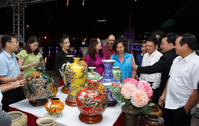 Tối khai mạc, các đại biểu đại diện cho Sở Nông nghiệp và Phát triển nông thôn Hà Nội, Văn phòng Điều phối Chương trình xây dựng nông thôn mới Trung ương, Ủy ban Nhân dân quận Tây Hồ cùng đông đảo người dân và du khách đã tới tham quan, tìm hiểu các sản phẩm được trưng bày, giới thiệu, quảng bá tại sự kiện. Hà Nội lần đầu tiên giới thiệu, quảng bá, kết nối sản phẩm OCOP gắn với văn hóa các tỉnh Đồng bằng sông Hồng ảnh 6