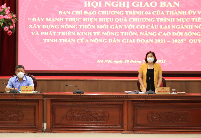 Tham dự Hội nghị có Ủy viên Trung ương Đảng, Phó Bí thư Thường trực Thành ủy Hà Nội, Trưởng ban Chỉ đạo Chương trình số 04 của Thành ủy Nguyễn Thị Tuyến, Phó Chủ tịch Ủy ban Nhân dân thành phố Hà Nội Nguyễn Mạnh Quyền cùng đại diện các sở, ban, ngành. Hà Nội phấn đấu đến hết năm 2021 thu nhập người dân nông thôn đạt 60 triệu đồng/người/năm ảnh 1