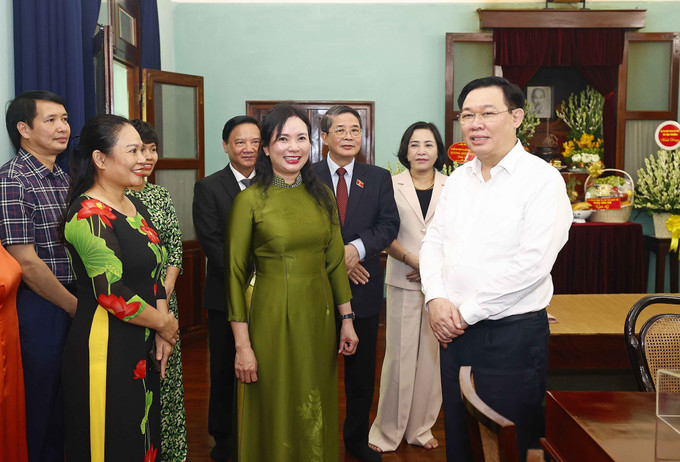Chủ tịch Quốc hội Vương Đình Huệ với cán bộ, nhân viên Khu Di tích Chủ tịch Hồ Chí Minh. Ảnh: Doãn Tấn - TTXVN Chủ tịch Quốc hội Vương Đình Huệ dâng hương tưởng niệm Chủ tịch Hồ Chí Minh ảnh 3