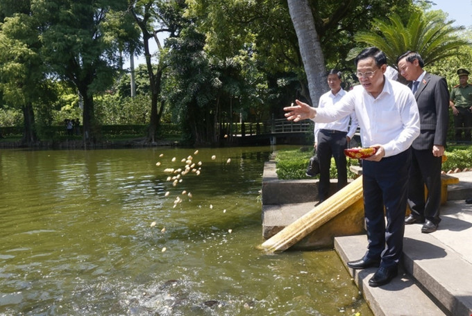 Chủ tịch Quốc hội Vương Đình Huệ thăm ao cá Bác Hồ trong Khu Di tích Chủ tịch Hồ Chí Minh. Ảnh: Doãn Tấn - TTXVN Chủ tịch Quốc hội Vương Đình Huệ dâng hương tưởng niệm Chủ tịch Hồ Chí Minh ảnh 2