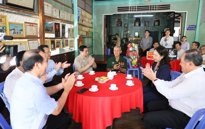 Thủ tướng Phạm Minh Chính thăm thương binh Huỳnh Quang Vinh. Ảnh: Dương Giang - TTXVN Thủ tướng Phạm Minh Chính: An Giang cần huy động mọi nguồn lực phát triển hạ tầng để phát triển kinh tế biên mậu ảnh 8