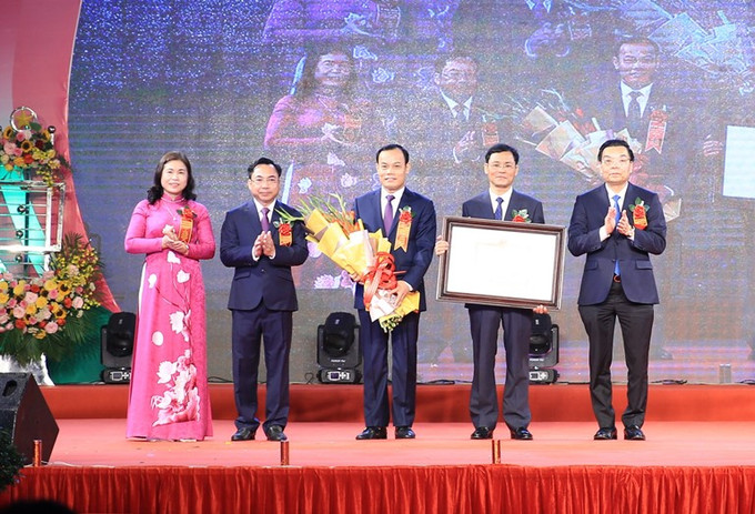 Ủy viên Trung ương Đảng, Phó Bí thư Thành ủy, Chủ tịch Ủy ban Nhân dân thành phố Hà Nội Chu Ngọc Anh trao Bằng công nhận huyện đạt chuẩn nông thôn mới năm 2020 và tặng hoa chúc mừng Đảng bộ và nhân dân huyện Thạch Thất. Hà Nội phấn đấu đến hết năm 2021 thu nhập người dân nông thôn đạt 60 triệu đồng/người/năm ảnh 3