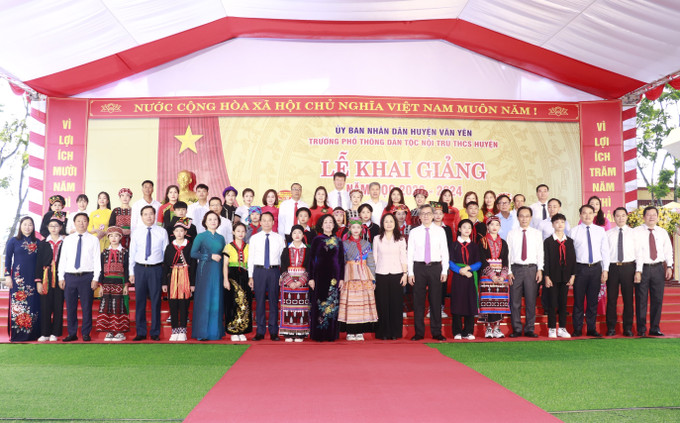 Thường trực Ban Bí thư, Trưởng Ban Tổ chức Trung ương Trương Thị Mai cùng đoàn công tác của Trung ương và lãnh đạo tỉnh Yên Bái chụp ảnh lưu niệm với thầy và trò Trường Phổ thông Dân tộc nội trú Trung học cơ sở huyện Văn Yên (Yên Bái). Ảnh: Tuấn Anh - TTXVN Thường trực Ban Bí thư Trương Thị Mai dự khai giảng năm học mới và làm việc tại tỉnh Yên Bái ảnh 3