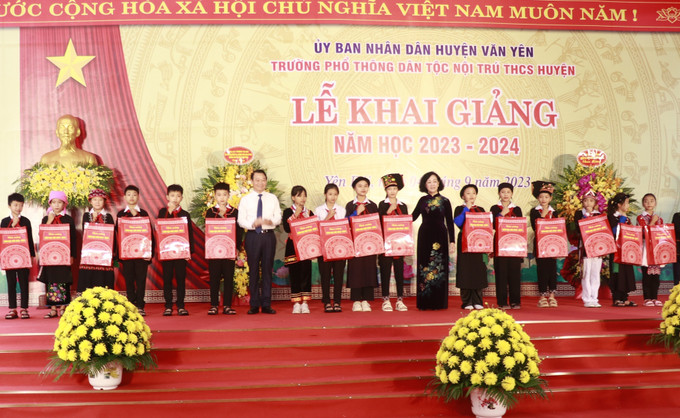 Thường trực Ban Bí thư, Trưởng Ban Tổ chức Trung ương Trương Thị Mai và lãnh đạo tỉnh Yên Bái trao tặng 50 suất học bổng cho các em học sinh có hoàn cảnh khó khăn. Ảnh: Tuấn Anh - TTXVN Thường trực Ban Bí thư Trương Thị Mai dự khai giảng năm học mới và làm việc tại tỉnh Yên Bái ảnh 4