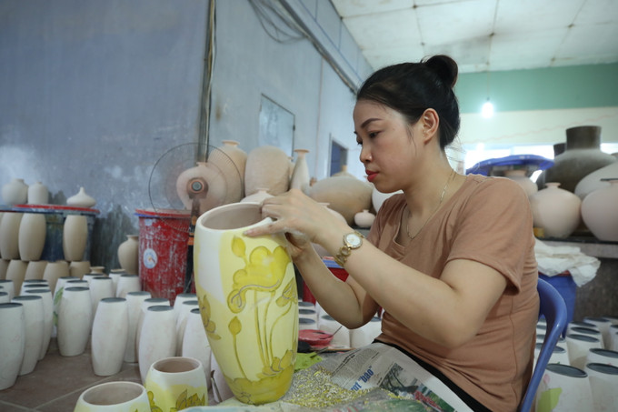 Đôi bàn tay khéo léo của thợ gốm làng nghề gốm sứ Bát Tràng. OCOP chắp cánh thương hiệu gốm sứ Bát Tràng ảnh 8