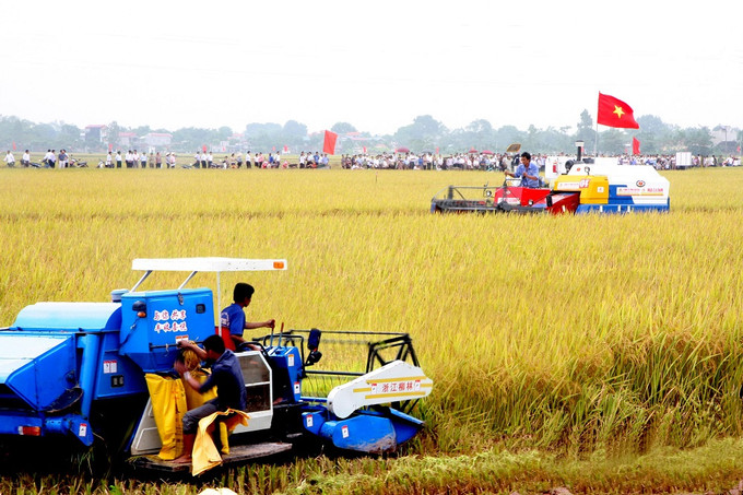 Thực hiện Chương trình xây dựng nông thôn mới, huyện Thanh Trì (Hà Nội) đã đẩy mạnh cơ giới hóa sản xuất, nhân rộng vùng sản xuất lúa chất lượng cao tại các xã Đại Áng, Tả Thanh Oai, Vĩnh Quỳnh, Hữu Hòa. Trong ảnh: Xã Đại Áng, huyện Thanh Trì đưa cơ giới hóa vào sản xuất nông nghiệp. Ảnh: Đình Huệ Hà Nội nắm bắt nguyện vọng của người dân, phát huy vai trò làm chủ của nhân dân trong xây dựng nông thôn mới ảnh 5