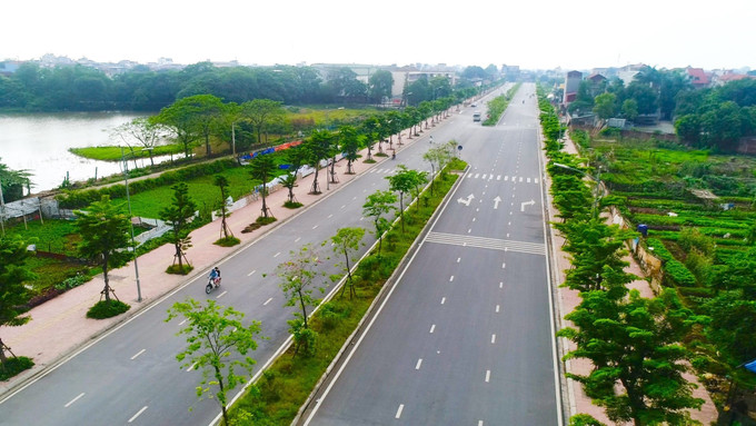 Với những điều kiện thuận lợi về vị trí địa lý và tài nguyên, con người, những năm qua, Đảng bộ, chính quyền và nhân dân xã Yên Viên đã đồng lòng thực hiện mục tiêu xây dựng nông thôn mới nâng cao, trở thành 1 trong 2 xã đầu tiên của huyện Gia Lâm về đích trong thực hiện nhiệm vụ này. Trong ảnh: Tuyến đường Yên Viên - Đình Xuyên được đầu tư đồng bộ, cây xanh, vỉa hè thoát nước, chiếu sáng. Nét đẹp nông thôn mới nâng cao Hà Nội ảnh 2
