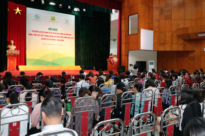 Hội nghị phổ biến các quy định về sản xuất, kinh doanh an toàn thực phẩm và kiểm dịch động, thực vật trong khuôn khổ các Hiệp định Thương mại tự do (FTA) thu hút khoảng 200 hội viên phụ nữ Thủ đô tham dự. Hà Nội phổ biến các quy định về sản xuất, kinh doanh an toàn thực phẩm trong khuôn khổ FTA ảnh 1