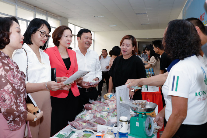 Đại biểu tham quan các gian hàng giới thiệu sản phẩm nông nghiệp sạch bên lề hội nghị. Hà Nội phổ biến các quy định về sản xuất, kinh doanh an toàn thực phẩm trong khuôn khổ FTA ảnh 7