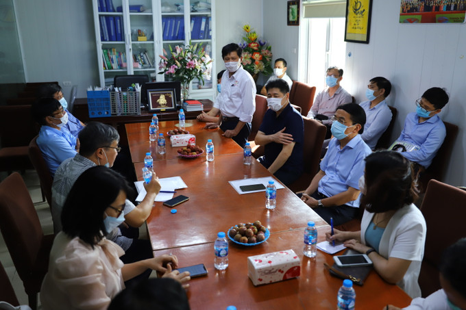 Thứ trưởng Bộ Nông nghiệp và Phát triển nông thôn Trần Thanh Nam, Giám đốc Sở Nông nghiệp và Phát triển nông thôn Hà Nội Chu Phú Mỹ cùng Đoàn công tác đi kiểm tra thực tế chuỗi sản xuất, kinh doanh sản phẩm trứng gà tại Trang trại chăn nuôi gà Tiên Viên ở xã Đại Yên, huyện Chương Mỹ (Hà Nội) đầu tháng 6/2021. Nông nghiệp Hà Nội nỗ lực vượt khó ảnh 7